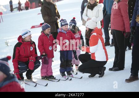 Oslo, Norway20180202. Le prince William de Grande-Bretagne et la duchesse Kate visite la Norvège. Le Prince William et la Duchesse Kate visitent Oevresetertjern, un lac gelé au sommet de la colline Tryvannshoyden à Oslo. Le dutchess parle à certains enfants dans le ciel. Photo: Lise Aaserud / NTB scanpix Banque D'Images