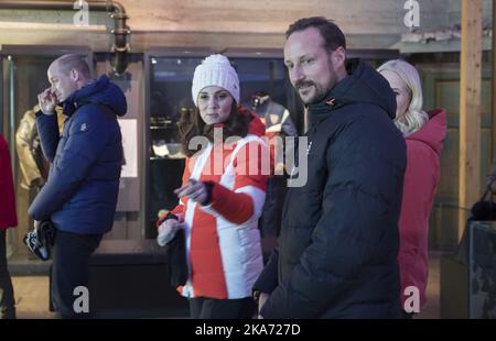 Oslo, Norvège 20180202. Le prince William de Grande-Bretagne et la duchesse Kate visite la Norvège. La Duchesse Kate et le Prince William sont au Musée de ski de Holmenkollen avec la princesse Mette-Marit de la Couronne (cachée à droite) et le prince Haakon de la Couronne (2nd à droite). Photo: Vidar Ruud / NTB scanpi Banque D'Images