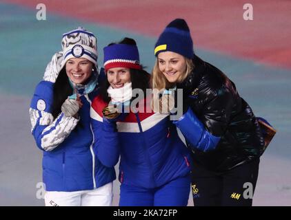 Krista Parmakoski, médaillée d'argent de Finlande, La médaillée d'or de Norvège Marit Bjoergen et la médaillée de bronze de Suède Stina Nilsson posent sur le podium lors de la cérémonie de remise des médailles du classique de départ de masse des femmes du cross-country 30km lors de la cérémonie de clôture des Jeux Olympiques d'hiver de Pyeongchang 2018 au stade de Pyeongchang sur 25 février 2018. Photo: Lise Aaserud / NTB scanpi Banque D'Images