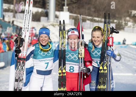 25 février 2018, Corée du Sud, Pyeongchang, Jeux Olympiques, ski de fond, Le Mass Start Classic pour femmes 30km, Alpensia Cross-Country Centre: Marit Bjoergen de Norvège (C), Krista Parmakoski (L, argent) de Finlande et Stina Nilsson (R, Bronze) de Suède applaudissent leur victoire. Photo: Terje Pedersen / NTB scanpi Banque D'Images