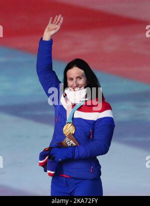 La Norvège Marit Bjoergen, Gold, fait la vague lors de la cérémonie des médailles pour le ski de fond féminin de 30k lors de la cérémonie de clôture des Jeux olympiques d'hiver de 2018 à Pyeongchang, Corée du Sud, le dimanche 25 février 2018. Photo: Lise Aaserud / NTB scanpi Banque D'Images