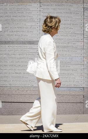 Buenos Aires, Argentine 20180307. La reine Sonja marche le long d'un mur avec les noms des victimes lors d'une visite du Parque de la Memoria (Parc commémoratif) à Buenos Aires mercredi. Le parc, situé sur les rives de la rivière plate, est un monument à la mémoire des 30000 personnes qui ont disparu ou ont été tuées sous le régime militaire de 1976-1983. Photo: Heiko Junge / NTB scanpix Banque D'Images