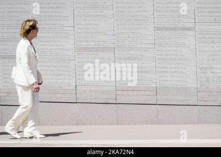 Buenos Aires, Argentine 20180307. La reine Sonja marche le long d'un mur avec les noms des victimes lors d'une visite du Parque de la Memoria (Parc commémoratif) à Buenos Aires mercredi. Le parc, situé sur les rives de la rivière plate, est un monument à la mémoire des 30000 personnes qui ont disparu ou ont été tuées sous le régime militaire de 1976-1983. Photo: Heiko Junge / NTB scanpix Banque D'Images