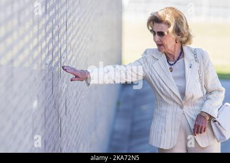 Buenos Aires, Argentine 20180307. La reine Sonja lit les noms des victimes lors d'une visite du Parque de la Memoria (Parc commémoratif) à Buenos Aires mercredi. Le parc, situé sur les rives de la rivière plate, est un monument à la mémoire des 30000 personnes qui ont disparu ou ont été tuées sous le régime militaire de 1976-1983. Photo: Heiko Junge / NTB scanpix Banque D'Images