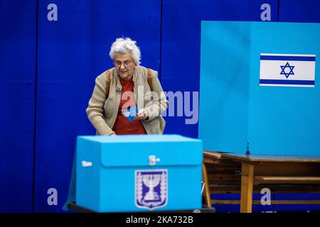 Jérusalem, Israël. 01st novembre 2022. Une femme vote dans un bureau de vote lors des élections générales israéliennes de 2022. Crédit : Ilia Yefimovich/dpa/Alay Live News Banque D'Images