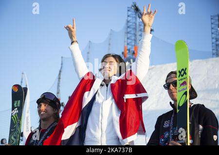 Fornebu, Norvège 20180519. Henrik Harlaut, médaillé d'argent (à gauche), Oystein Braaten, médaillé de bronze (à droite) et Birk Ruud, médaillé d'or après la finale des X Games en plein air sur ski pour hommes à Fornebu samedi. Photo: Fredrik Hagen / NTB scanpi Banque D'Images