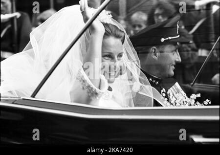 OSLO, Norvège 19680829: FILEPHOTO. Mariage royal : le prince héritier Harald épouse Sonja Haraldsen. Le couple de mariés a été accueilli en voiture ouverte depuis la cathédrale d'Oslo jusqu'au Palais royal après la cérémonie à 29 août 1968. La princesse Sonja de la couronne a ondulé de la voiture. Aujourd'hui (29.august 2018) ils célèbrent leur anniversaire de mariage d'or. Photo: Vidar Knai / SCANPIX Banque D'Images