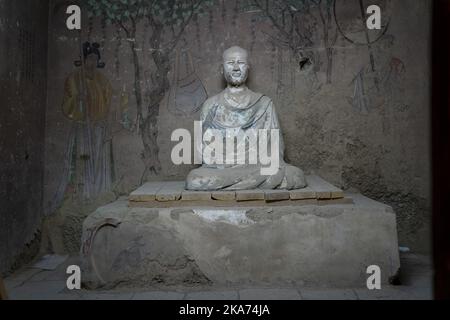 Dunhuang, Chine 20181013. Samedi, le roi Harald et la reine Sonja ont visité les célèbres grottes de Mogao à Dunhuang, dans la province de Gansu, en Chine occidentale. Dans 492 des 735 grottes il y a la collection la plus complète d'art bouddhiste dans le monde datant de l'année 366 après le Christ. Il y a plus de 45 000 mètres carrés de peintures murales et 2000 sculptures peintes dans les grottes. Depuis 34 ans, les Grottes de Mogoa figurent sur la liste de souhaits de la reine Sonja. Une des prières de la grotte a visité le No 17. Cette grotte contient une grande quantité de textes de 600 à 1200. La fondation de cette grotte a été appelée à être le plus grand dis du monde Banque D'Images