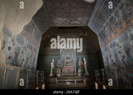 Dunhuang, Chine 20181013. Samedi, le roi Harald et la reine Sonja ont visité les célèbres grottes de Mogao à Dunhuang, dans la province de Gansu, en Chine occidentale. Dans 492 des 735 grottes il y a la collection la plus complète d'art bouddhiste dans le monde datant de l'année 366 après le Christ. Il y a plus de 45 000 mètres carrés de peintures murales et 2000 sculptures peintes dans les grottes. Depuis 34 ans, les Grottes de Mogoa figurent sur la liste de souhaits de la reine Sonja. Une des prières de la grotte a visité le No 17. Cette grotte contient une grande quantité de textes de 600 à 1200. La fondation de cette grotte a été appelée à être le plus grand dis du monde Banque D'Images