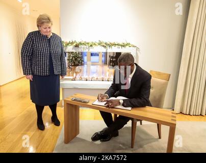 Oslo, Norvège 20181211. Le lauréat du prix Nobel de la paix, Denis Mukwege, rencontre le Premier ministre Erna Solberg à la Maison du Premier ministre à Oslo, mardi matin. Prix Nobel de la paix 2018 à Nadia Murad et Denis Mukwege. Photo DE PISCINE: Lise Aaserud / NTB scanpi Banque D'Images