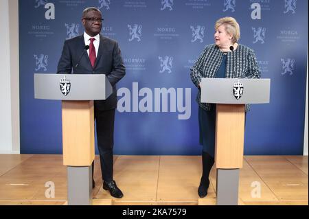 Oslo, Norvège 20181211. Denis Mukwege, lauréat du prix Nobel de la paix, et Erna Solberg, Premier ministre, lors d'une conférence de presse à la Maison du Premier ministre à Oslo, mardi matin. Prix Nobel de la paix 2018 à Nadia Murad et Denis Mukwege. Photo DE PISCINE: Lise Aaserud / NTB scanpix Banque D'Images