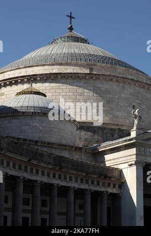 Basilique de la Reale Pontificia San Francesco da Paola, Piazza del Plebiscito, Naples, Italie. Banque D'Images