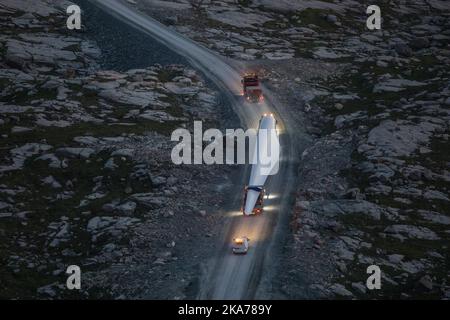 Floroe, Norvège 20200617. Une aile de 70 mètres de long d'une tubine à vent est en route vers le parc éolien de Gulesletten, juste à côté de Floroe, dans l'ouest de la Norvège. Au total, 47 éoliennes seront installées dans cette zone. Chaque tour mesure 90 mètres de haut. Photo: Tore Meek / NTB scanpix Banque D'Images