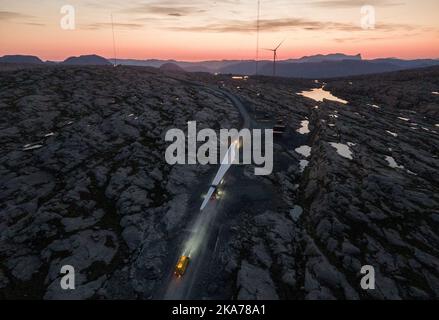 Floroe, Norvège 20200617. Une aile de 70 mètres de long d'une tubine à vent est en route vers le parc éolien de Gulesletten, juste à côté de Floroe, dans l'ouest de la Norvège. Au total, 47 éoliennes seront installées dans cette zone. Chaque tour mesure 90 mètres de haut. Photo: Tore Meek / NTB scanpix Banque D'Images