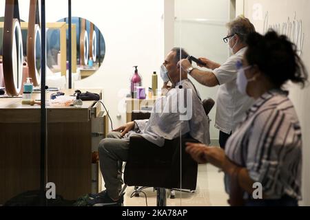 (200707) -- SAO PAULO, 7 juillet 2020 (Xinhua) -- Un client obtient une coupe de cheveux dans un salon de coiffure à Sao Paulo, Brésil, 6 juillet 2020. Le taux de mortalité de la COVID-19 au Brésil a dépassé 65 000 lundi, après que 620 patients de plus sont morts dans les 24 heures précédentes, portant le total à 65 487, a déclaré le ministère de la Santé. Le nombre total de personnes qui ont été testées positives pour le nouveau coronavirus depuis le début de l'éclosion est passé à 1 623 284, après une augmentation quotidienne de 20 229 cas. (STR/Xinhua) Banque D'Images