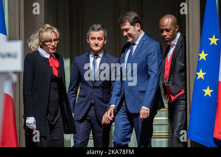 (200707) -- PARIS, 7 juillet 2020 (Xinhua) -- le nouveau ministre français de l'intérieur, Gerald Darmanin (2nd L), et l'ancien ministre français de l'intérieur, Christophe Castaner (2nd R) arrivent pour assister à la cérémonie de passation de pouvoir au ministère de l'intérieur, à Paris, en France, au 7 juillet 2020. Gerald Darmanin, ministre français de l'action publique et des comptes, a été nommé ministre de l'intérieur dans le nouveau gouvernement dirigé par le Premier ministre Jean Castex, a annoncé lundi le palais présidentiel français. Darmanin a remplacé Christophe Castaner, qui avait été critiqué par les manifestants Black Lives Matter à la suite d'allégations de racisme dans le Banque D'Images