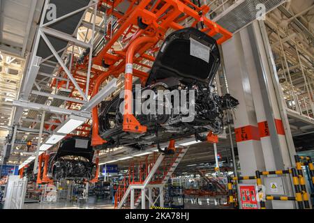 (200707) -- CHANGCHUN, 7 juillet 2020 (Xinhua) -- photo prise le 19 juin 2020 montre les véhicules à assembler dans un atelier de FAW-Volkswagen automobile Co., Ltd. À Changchun, dans la province de Jilin, dans le nord-est de la Chine. Au premier semestre 2020, le constructeur automobile chinois FAW Group a mis en circulation 1.62 millions de véhicules, en hausse de 1.5 pour cent par rapport à l'année précédente, tandis que ses ventes ont atteint 1.63 millions, en hausse de 2.3 pour cent par rapport à l'année précédente. (Xinhua/Zhang Nan) Banque D'Images