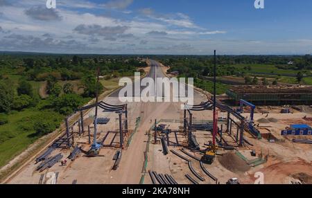 (200708) -- VIENTIANE, 8 juillet 2020 (Xinhua) -- photo aérienne prise sur 6 juillet 2020 montre la section de Vientiane à Vangvieng de l'autoroute Chine-Laos en construction à Vientiane, au Laos. L'autoroute Chine-Laos est co-développée par le China Yunnan Construction and Investment Holding Group (YCIH) et le Ministère Lao de la planification et de l'investissement. La sous-construction de l'autoroute Vientiane à Vangvieng s'étend sur 109,1 km. L'autoroute à quatre voies permettra d'éviter la visite de Vientiane à Vangvieng pendant 2,5 heures après la fin de l'excursion, avec seulement 1,5 heures de route. (Photo de Liu Ailun/Xinhua) Banque D'Images