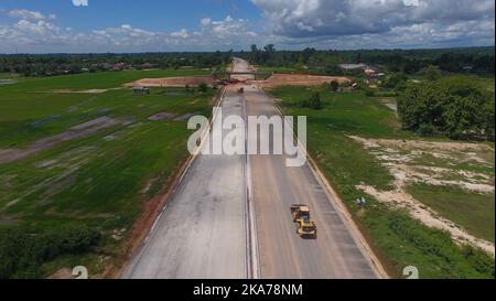 (200708) -- VIENTIANE, 8 juillet 2020 (Xinhua) -- photo aérienne prise sur 6 juillet 2020 montre la section de Vientiane à Vangvieng de l'autoroute Chine-Laos en construction à Vientiane, au Laos. L'autoroute Chine-Laos est co-développée par le China Yunnan Construction and Investment Holding Group (YCIH) et le Ministère Lao de la planification et de l'investissement. La sous-construction de l'autoroute Vientiane à Vangvieng s'étend sur 109,1 km. L'autoroute à quatre voies permettra d'éviter la visite de Vientiane à Vangvieng pendant 2,5 heures après la fin de l'excursion, avec seulement 1,5 heures de route. (Photo de Liu Ailun/Xinhua) Banque D'Images
