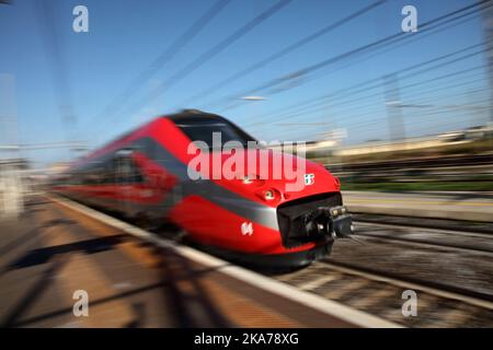 Trains italiens AnsaldoBreda V250 / ETR700 train à grande vitesse Frecciarosso quittant la gare de Foggia. Banque D'Images