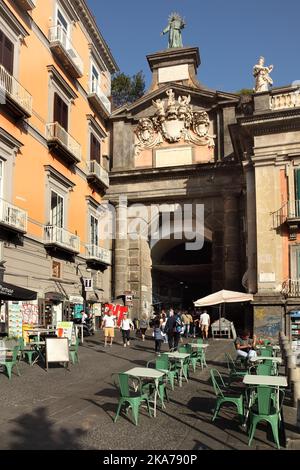 Port’Alba, Piazza Dante, Naples, Italie. Banque D'Images