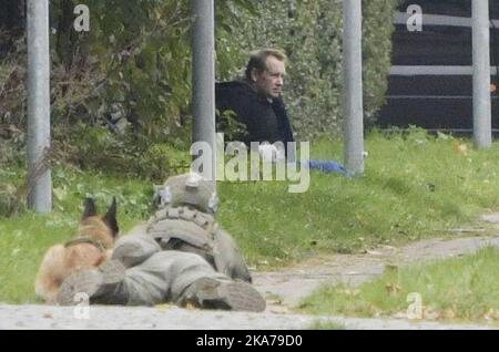 Action de la police à Albergslund le mardi 20. Octobre 2020. La police retient le meurtrier Peter Madsen condamné pour tenter de s'échapper de la prison d'Herstedvester. (Photo: Nils Meilvang / Ritzau Scanpix) Albergslund, tirsdag den 20. oktober 2020. (Foto: Nils Meilvang/Scanpix 2020) Banque D'Images