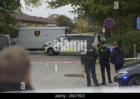 Action de la police à Albergslund le mardi 20. Octobre 2020. La police retient le meurtrier Peter Madsen condamné pour tenter de s'échapper de la prison d'Herstedvester. (Photo: Nils Meilvang / Ritzau Scanpix) Politiaktion i Albertslund tirsdag den 20. oktober 2020. Politiet har anholdt en personne je baisse om forsøg på fangeflugt. Personen er den drabsdøbte Peter Madsen. Albertslund, tirsdag den 20. oktober 2020 Banque D'Images