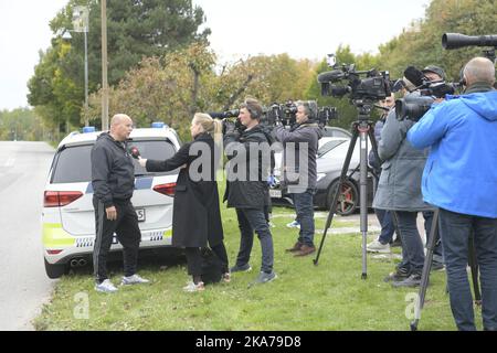 Action de la police à Albergslund le mardi 20. Octobre 2020. La police retient le meurtrier Peter Madsen condamné pour tenter de s'échapper de la prison d'Herstedvester. (Photo: Nils Meilvang / Ritzau Scanpix) Politiaktion i Albertslund tirsdag den 20. oktober 2020. Politiet har anholdt en personne je baisse om forsøg på fangeflugt. Personen er den drabsdøbte Peter Madsen. Albertslund, tirsdag den 20. oktober 2020 Banque D'Images