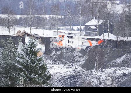 Demandez 20201231. Les services d'urgence sont à Ask dans la municipalité de Gjerdrum après un important glissement de terrain et un glissement de terrain en argile mercredi. Plusieurs foyers ont été emmenés par le glissement de terrain, plus de 100 ont été évacués et d'autres ont été envoyés à l'hôpital. Un hélicoptère de police survole le site de l'accident jeudi. Photo: OLE Berg-Rusten / NTB Banque D'Images