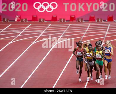 Tokyo, Japon 20210730. Hedda Hynne (t.H.) de Norvège pendant la chaleur d'essai de 800 mètres pour les femmes en athlétisme au stade olympique vendredi pendant les Jeux Olympiques de Tokyo. Photo: Lise Ã…serud / NTB Banque D'Images