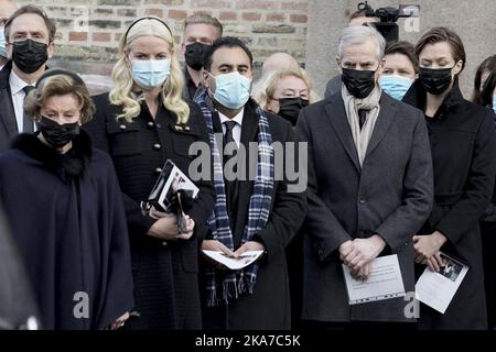 Oslo 20211206. F.V. La reine Sonja, la princesse Mette-Marit, présidente du Parlement Masud Gharahkhani, le juge de la Cour suprême Toril Marie Oeie, le premier ministre Jonas Gahr Stoere et la ministre de la Culture Anette Trettebergstuen devant l'église après les funérailles de Karen-Christine Friele (également connue sous le nom de Kim Friele) à la cathédrale d'Oslo. Kim Friele était un auteur norvégien et militant des droits de l'homme et des droits des homosexuels. Photo: Heiko Junge / NTB Banque D'Images