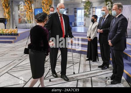 Oslo 20211210. La Reine norvégienne Sonja et le roi Harald avec le prince héritier Haakon (derrière), saluent les lauréats du Prix de la paix Maria Ressa, Dmitry Muratov et le chef du Programme alimentaire mondial David Beasley lors de l'attribution du Prix Nobel de la paix à l'hôtel de ville d'Oslo. Photo DE PISCINE: Stian Lysberg Solum / NTB Banque D'Images