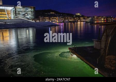 Oslo 20220116. Voici le sauna, avec vue sur le fjord, SÃ¸renga et l'opéra de l'Opéra et du Ballet norvégiens à BjÃ¸rvika le dimanche soir. Photo: Javad Parsa / NTB Banque D'Images