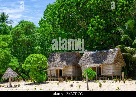 Deux huttes de chaume sur la plage à l'île de Kiriwina, province de Milne Bay, Papouasie-Nouvelle-Guinée Banque D'Images