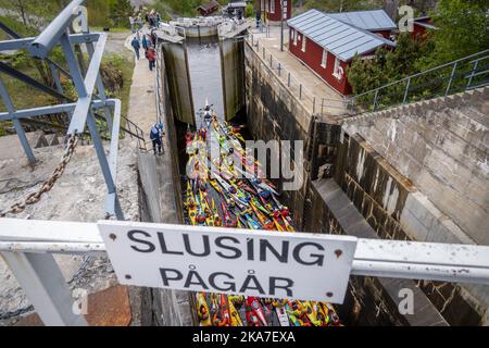 Brekke 20220529. 60 kayaks colorés pagayant à travers les écluses du canal de Halden le dimanche. Avec sa hauteur de levage totale de 26,6 m en quatre chambres, les écluses de Brekke sont l'escalier de écluse continu le plus élevé d'Europe du Nord. Après une pause pandémique de deux ans, il y a une participation record au voyage annuel de 57 km de long en pagaie entre Oerje et Halden. Photo: Heiko Junge / NTB Banque D'Images