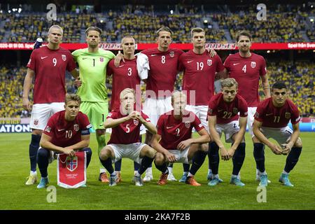 Stockholm, Suède 20220605. L'équipe de Norvège avant le match de football de la Ligue des Nations entre la Suède et la Norvège à Friends Arena. De gauche à droite : Erling Braut Haaland, Orjan Haskjold Nyland, Leo Skiri Ostigard, Sander Berge, Alexander Sorloth et Stefan Strandberg. Avant à partir de la gauche: Martin Odegaard, Birger Meling, Morten Thorsby, Marcus Holmgren Pedersen et Mohamed Elyoussi. Photo: Fredrik Varfjell / NTB Banque D'Images