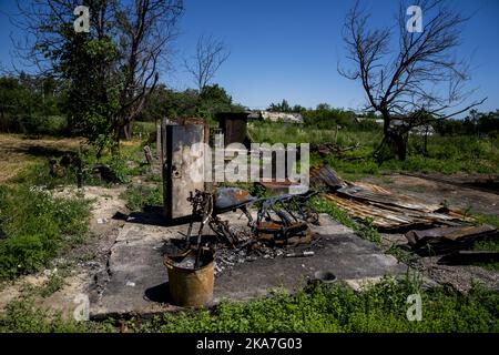 Yahidne, Ukraine 20220701. Le Premier ministre Jonas Gahr Stoere a visité le sous-sol où 300 des résidents de Yahidne ont été détenus pendant 28 jours en mars. Il s'est rendu en Ukraine vendredi et a vu les conséquences de l'invasion russe. Photo: Javad Parsa / NTB Banque D'Images