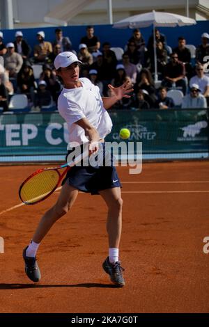 Gaziantep, Turquie. 30th octobre 2022. Le joueur de tennis roumain Nicholas David Ionel rivalise avec le joueur de tennis français Corentil Denolly au complexe de tennis Mehmet ÅžemÅŸik de Gaziantep, lors de la finale du premier tournoi de tennis international dans la ville du sud de la Turquie. Nicholas David Ionel a gagné contre Corentil Denolly 6-2, 6-2 le dimanche, et a ensuite reçu le trophée du maire de la municipalité métropolitaine de Gaziantep Fatma Åžahin, et le président de la Fédération turque de tennis Cengiz Durmus (Credit image: © Zakariya Yahya/IMAGESLIVE via ZUMA Press Wire) Banque D'Images