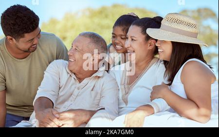 Les enfants, les parents et les grands-parents pique-niquer dans le parc, la famille heureuse s'amuser et passer du temps ensemble en Nouvelle-Zélande. Nature, amour et famille, hommes et femmes Banque D'Images