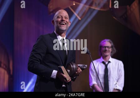 Haugesund 20220820. Eskil Vogt donne son discours d'acceptation après avoir remporté le prix Amanda dans la catégorie « meilleur directeur ». Derrière : Kristoffer Joner. Photo: Jan Kaare Ness / NTB Banque D'Images