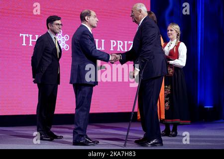 Oslo, Norvège 20220906. Le roi Harald présente le Kavlipris à David Julius (Etats-Unis) et Arden Patapoutian tv lors d'un événement dans la salle de concert d'Oslo, mardi. Photo: Haakon Mosvold Larsen / NTB Banque D'Images