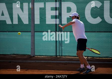 Gaziantep, Turquie. 30th octobre 2022. Le joueur de tennis roumain Nicholas David Ionel rivalise avec le joueur de tennis français Corentil Denolly au complexe de tennis Mehmet ÅžemÅŸik de Gaziantep, lors de la finale du premier tournoi de tennis international dans la ville du sud de la Turquie. Nicholas David Ionel a gagné contre Corentil Denolly 6-2, 6-2 le dimanche, et a ensuite reçu le trophée du maire de la municipalité métropolitaine de Gaziantep Fatma Åžahin, et le président de la Fédération turque de tennis Cengiz Durmus (Credit image: © Zakariya Yahya/IMAGESLIVE via ZUMA Press Wire) Banque D'Images