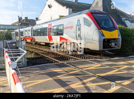 Abellio Greater Anglia Class 755 Stadler train bi-modal au passage à niveau, Woodbridge, Suffolk, Angleterre, Royaume-Uni Banque D'Images