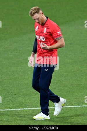 Ben Stokes, en Angleterre, quitte le terrain blessé lors du match Super 12 de la coupe du monde de T20 au Gabba à Brisbane, en Australie. Date de la photo: Mardi 1 novembre 2022. Banque D'Images