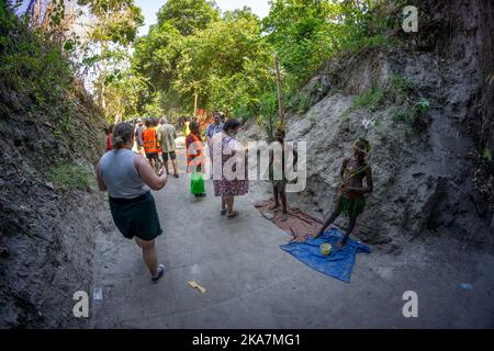 Les touristes visitant les vestiges de la deuxième guerre mondiale de la barge de transport japonais dans le tunnel de barge. Rabual, Île de la Nouvelle-Bretagne, Papouasie-Nouvelle-Guinée Banque D'Images