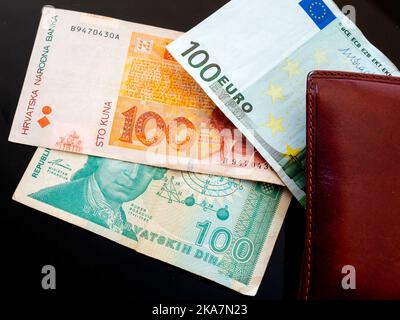 Papier argent peering de portefeuille Croat Croatie billets de 100 dinars croates Kuna Kune Kunas et euro de l'UE sur fond noir Banque D'Images