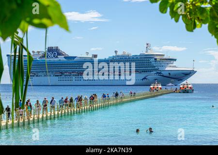 Les passagers sont transférés à la jetée par de petits appels d'offres depuis un paquebot de croisière ancré au large des îles Conflict, en Papouasie-Nouvelle-Guinée Banque D'Images