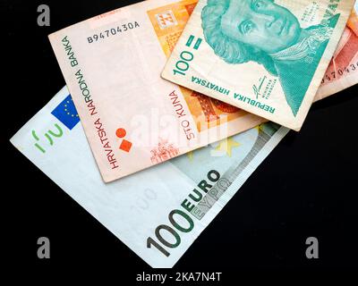 Croat Croatie billets de 100 dinars croates Kuna Kune Kunas et euros de l'UE sur fond noir Banque D'Images