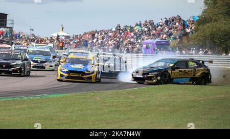 BTCC Thruxton 2022, Josh Cook tournant sur le côté de la piste de course, avec Ash Sutton en train de dépasser Banque D'Images