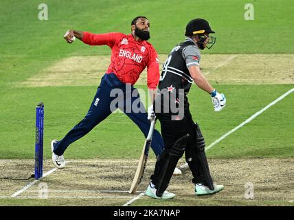 Le bowling Adil Rashid en Angleterre pendant le match Super 12 de la coupe du monde T20 au Gabba à Brisbane, en Australie. Date de la photo: Mardi 1 novembre 2022. Banque D'Images